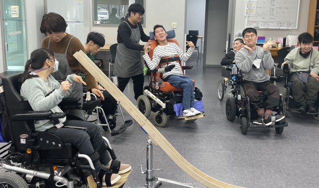 인터뷰가 끝나니 찾아온 점심시간. 센터에는 밥 짓는 냄새가 피어오른다. 그리고 선생님들은 뇌병변 장애인 옆에 붙어 밥을 떠먹인다.