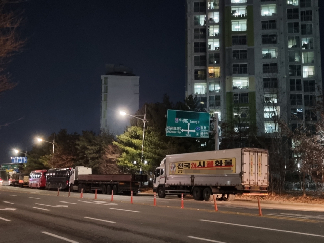 대구 동구 율금초등학교 인근 도로에 오후 7시쯤부터 대형화물차와 버스 등이 줄지어 주차돼 있다. 김유진 수습기자.