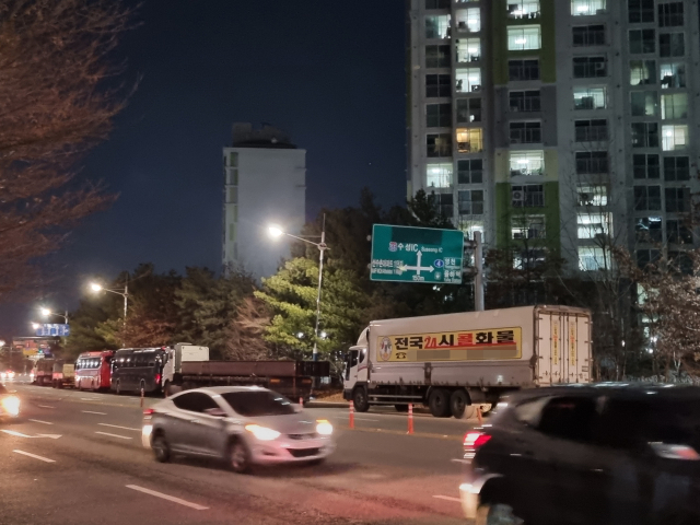 대구 동구 율금초등학교 인근 도로에 오후 7시쯤부터 대형화물차와 버스 등이 줄지어 주차돼 있다. 김유진 수습기자.