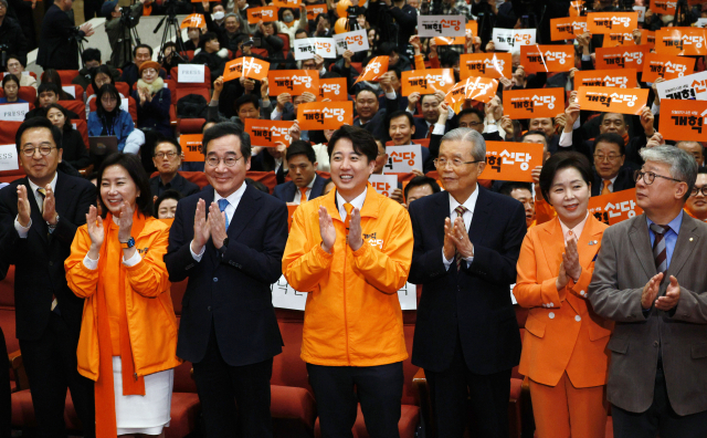 개혁신당 이준석 대표가 20일 오후 서울 국회 의원회관에서 열린 개혁신당 중앙당 창당대회에서 참석자들과 박수를 치고 있다. 이날 창당대회에는 김종인 전 국민의힘 비상대책위원장, 이낙연 새로운미래 인재영입위원장, 김종민·조응천·정태근 미래대연합 공동창당준비위원장, 양향자 한국의희망 대표, 금태섭 새로운선택 공동대표·류호정 전 의원 등 제3지대 인사들이 총출동했다. 연합뉴스