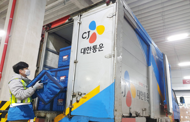 의약품이 담긴 특수 컨테이너가 CJ대한통운 의약품전담차량에 실리고 있다. CJ대한통운
