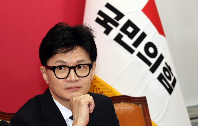국민의힘 한동훈 비상대책위원장이 22일 국회에서 열린 인재영입 환영식에서 고동진 전 삼성전자 사장의 인사말을 듣고 있다. 연합뉴스