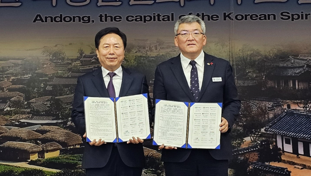 안동시와 예천군이 교육부 지정 교육발전특구 시범지역 지정을 위해 손을 맞잡았다. 사진은 22일 협약을 체결하는 모습. 엄재진 기자
