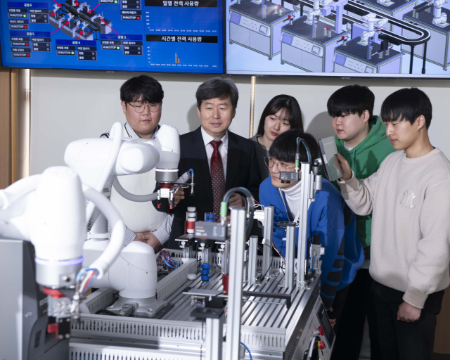 영진전문대 AI융합기계계열 지능형로봇 자동화 실습 사진. 영진전문대 제공