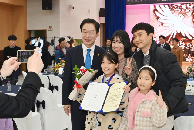 임종식 경북도교육감이 20일 도전! 꿈 성취 교육감 인증제 인증식에 참석해 도전 과제 달성에 성공한 학생 가족과 함께 기념 촬영을 하고 있다. 김영진 기자