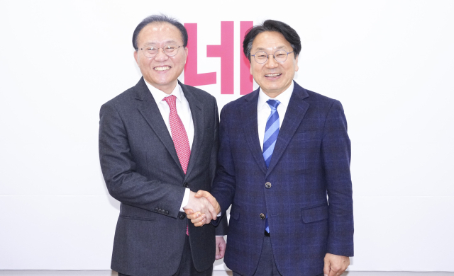 강기정 광주시장(오른쪽)이 22일 오전 국회 국민의힘 원내대표실에서 윤재옥 원내대표와 기념 촬영하고 있다. 강 시장은 이날 여야 원내대표를 만나