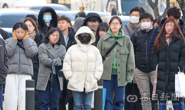 22일 동대구역 네거리에서 직장인들이 두툼한 복장을 한 채 출근길을 서두르고 있다. 대구기상청은 23일 대구 아침 최저 기온이 -9℃까지 떨어지는 등 한파가 계속될 것으로 내다봤다. 안성완 기자 asw0727@imaeil.com