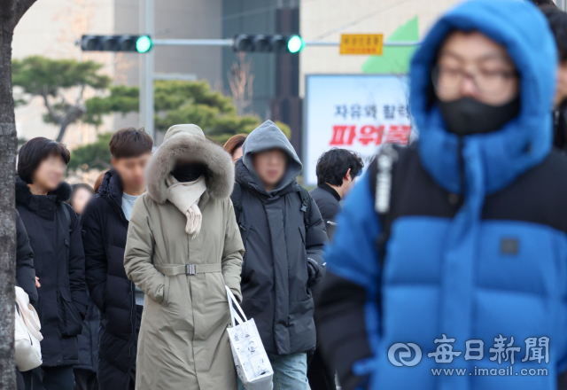 대구 군위와 경북내륙 지역에 한파주의보가 발효된 22일 동대구역 네거리에서 직장인들이 두툼한 복장을 한 채 출근길을 서두르고 있다. 대구기상청은 23일 대구 지역 아침 최저기온이 -9℃까지 떨어지는 등 한파가 계속될 것으로 내다봤다. 안성완 기자 asw0727@imaeil.com
