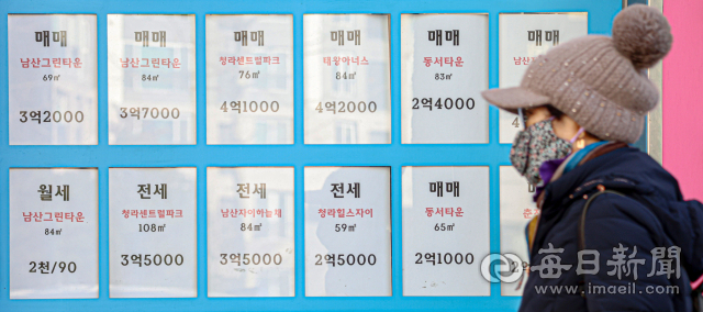 대구 시내의 한 공인중개사무소에 붙은 매매 및 전세가 안내문. 매일신문DB