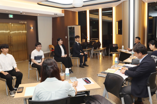 구미대가 학생들을 대상으로 모의 면접을 실시하고 있다. 구미대 제공