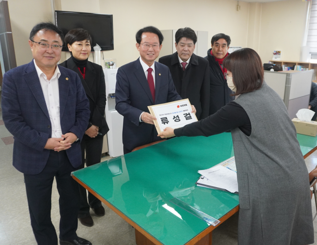 류성걸 국민의힘 국회의원(대구 동구갑)이 22일 대구동구선거관리위원회에서 4·10 총선 예비후보로 등록하고 있다. 류성걸 의원실 제공