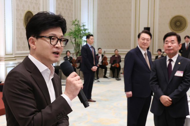 국민의힘 한동훈 비상대책위원장이 3일 청와대 영빈관에서 열린 2024년 신년인사회에서 신년 덕담을 하고 있다. 연합뉴스