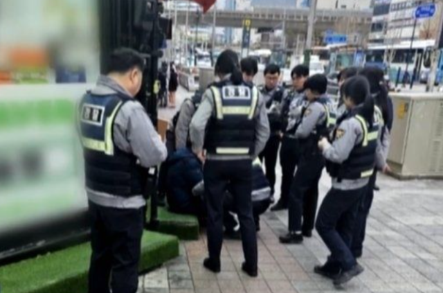 마트에서 부엌칼을 구매하고 귀가하던 남성이 