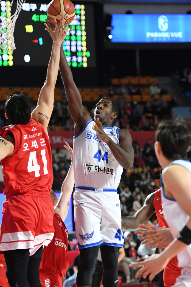 대구 한국가스공사 페가수스의 앤드류 니콜슨이 22일 서울에서 열린 2023-2024 KBL 서울 SK 나이츠와의 경기에 출전해 골밑슛을 던지고 있다. KBL 제공