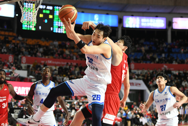 대구 한국가스공사 페가수스의 신주영(26번)이 22일 서울에서 열린 2023-2024 KBL 서울 SK 나이츠와의 경기에 출전해 리바운드를 잡아내고 있다. KBL 제공