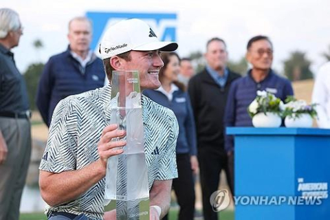 우승컵을 들고 기뻐하는 던랩. AFP/게티이미지=연합뉴스