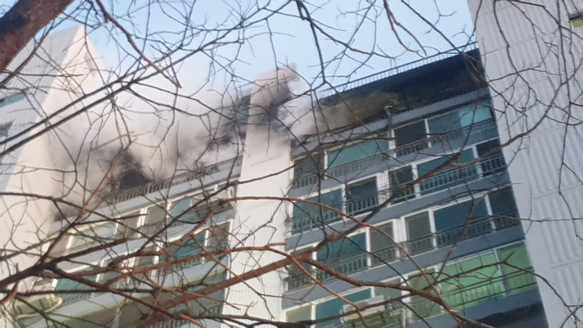 23일 오전 포항시 북구 용흥동 한 아파트에서 발생한 화재를 소방대원들이 진화하고 있다. 포항북부소방서 제공.