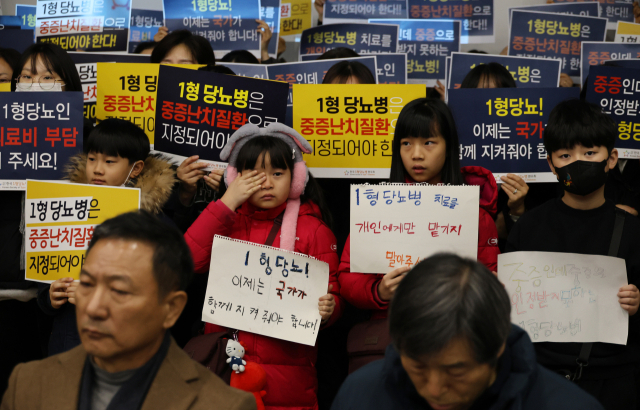 사단법인 한국1형당뇨병환우회 관계자들이 15일 오전 세종시에서 긴급기자회견을 열고 1형 당뇨환자들의 처우개선을 호소하고 있다. 연합뉴스