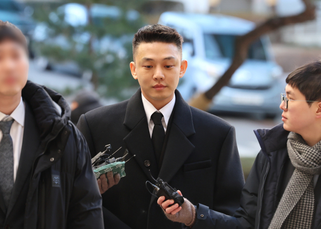 마약을 상습 투약한 혐의를 받는 배우 유아인(본명 엄홍식)이 23일 오전 서울 서초구 서울중앙지법에서 열린 1심 2회 공판에 출석하고 있다. 연합뉴스