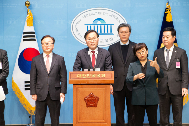 23일 서울 여의도 국회 소통관에서 홍석준 국민의힘 의원(대구 달서구갑), 경제 5단체가 중대재해처벌법 50인 미만 사업장 적용 유예를 촉구하는 공동 성명을 발표했다. 홍석준 의원실 제공