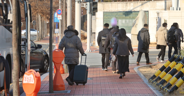 22일 오전 대구 동구 신서혁신도시 내 한 공공기관 정문 앞에서 직원들이 대구 곳곳에서 운행하는 통근버스를 타고 출근하고 있다. 성일권 기자 sungig@imaeil.com