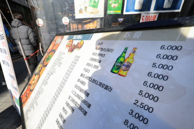 지난해 식당 등 외식업체에서 판매하는 맥주와 소주 물가 상승률이 대형마트·편의점 판매가 오름폭의 약 3배에 달한 것으로 나타났다. 23일 통계청 국가통계포털에 따르면 지난해 식당 등에서 판매하는 맥주(외식) 소비자물가지수는 114.66으로 전년 대비 6.9% 올랐다. 사진은 이날 서울 서초구의 한 식당 메뉴판. 연합뉴스