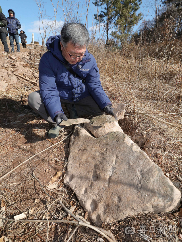 23일 대구 달성군 죽곡산 탐방로 일대에서 발견된 선사시대 암각화 유적이 도로공사 현장 근처에서 파손된 채 방치돼 있다. 정운철 기자 woon@imaeil.com