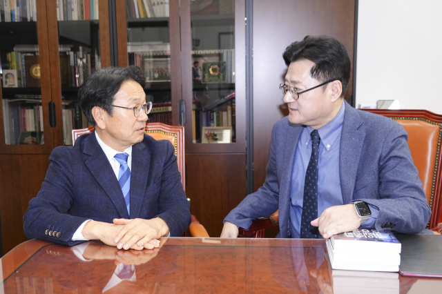 강기정 광주시장이 22일 오전 서울 국회에서 더불어민주당 홍익표 원내대표와 대화하고 있다. 강 시장은 이날 여야 원내대표를 만나