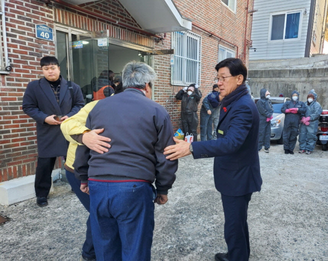 정종복 기장군수가 화재피해 현장을 점검하고 피해자를 위로하고 있다. [사진=기장군]