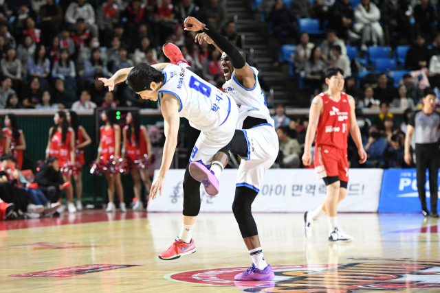 22일 서울 잠실학생체육관에서 열린 대구 한국가스공사 페가수스와 서울 SK 나이츠의 프로농구 경기. 4쿼터 초반 가스공사의 박지훈이 3점포를 터뜨린 뒤 동료 듀반 맥스웰과 몸을 부딪치는 세리머니를 하다 넘어지고 있다. KBL 제공