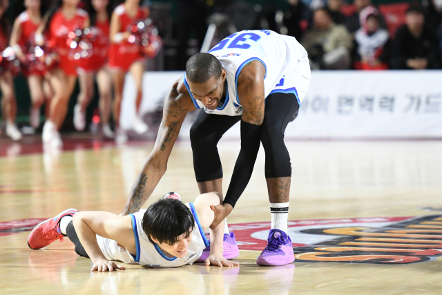 22일 서울 잠실학생체육관에서 열린 대구 한국가스공사 페가수스와 서울 SK 나이츠의 프로농구 경기. 4쿼터 초반 가스공사의 박지훈이 3점포를 터뜨린 뒤 동료 듀반 맥스웰과 몸을 부딪치는 세리머니를 하다 넘어지자 맥스웰이 웃으며 일으켜 세워주고 있다. KBL 제공