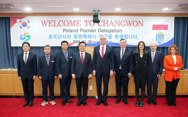 지난 22일부터 27일까지 5일간 일정으로 창원시를 방문한 폴란드 포즈난 대표단과 창원시 관계자들이 23일 창원시청에서 기념촬영을 하고 있다. (왼쪽부터) 양희창 방위원자력특보, 김현수 경제일자리국장, 서정국 미래전략산업국장, 홍남표 창원시장, 야첵 야스코비악 포즈난시장, 토마스 코비에르스키 국제박람회 사장, 요안나 자비어렉 포즈난시 홍보미디어 사무관, 로버트키 모더트랜스 부사장, 요안나 쿠하르스카 포즈난 국제박람회 과장. [사진=창원시]