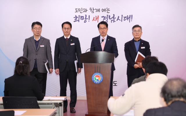 김영삼 경남도 교통건설국장(왼쪽 세 번째)이 23일 오전 도청 프레스센터에서 지역건설산업 지원 종합대책을 발표하고 있다. [사진=경남도]
