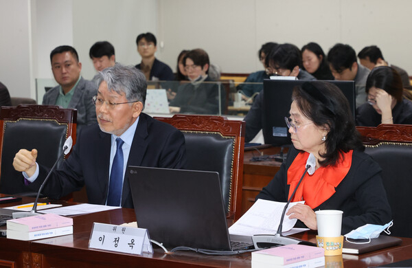 문재완(왼쪽), 이정옥 보궐방심위원이 22일 서울 양천구 목동 방송통신심의위윈회 대회의실에서 열린 제3차 전체회의에 참석하고 있다. 연합뉴스