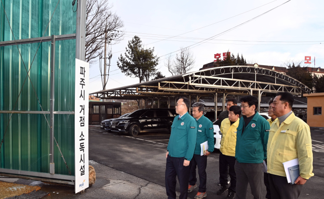 이한경 행정안전부 재난안전관리본부장이 19일 오후 경기 파주시 적성면 소재 아프리카돼지열병(ASF)이 발생한 양돈농가를 방문해 거점소독시설과 통제초소 현장을 점검하고 있다. 연합뉴스