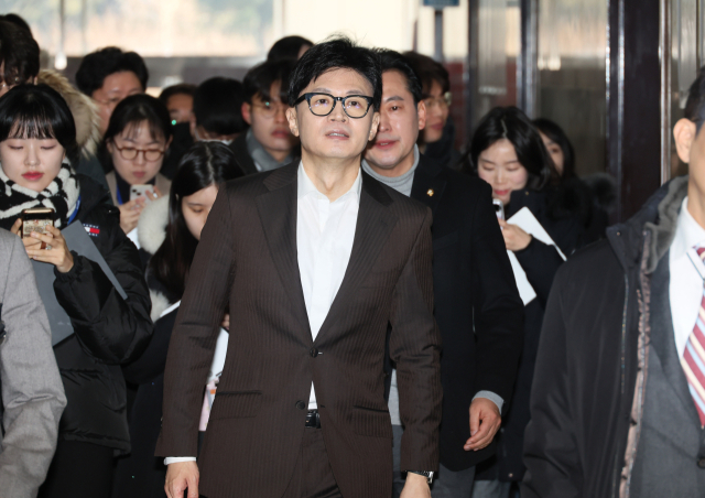 국민의힘 한동훈 비상대책위원장이 24일 오전 국회에서 당 사무처를 순방하고 있다. 연합뉴스