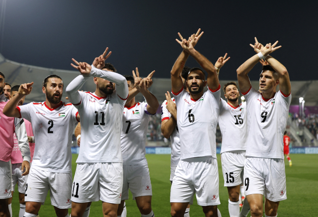 팔레스타인 선수들이 홍콩과의 경기에서 첫 골을 넣은 뒤 기쁨의 세레모니를 펼치고 있다. 연합뉴스
