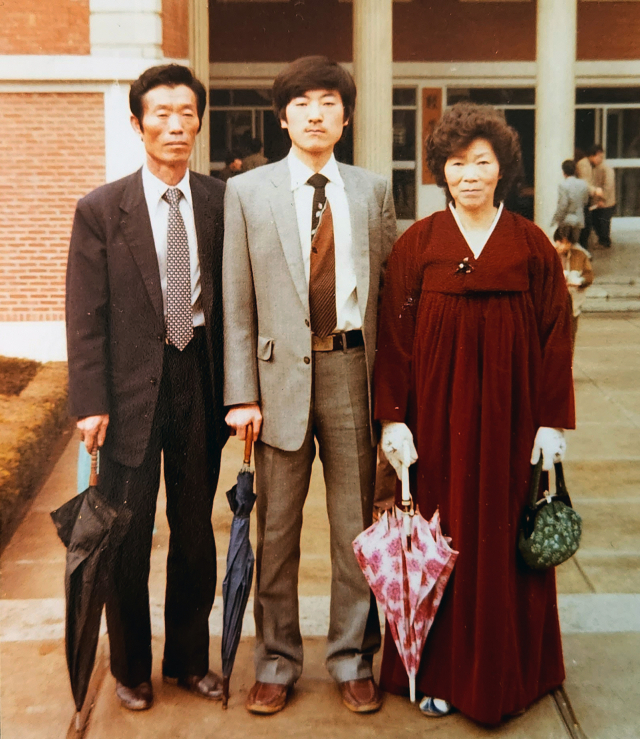 대학 입학식 때 찍은 사진. 왼쪽부터 아버지 고(故) 안봉식 씨, 나(안경욱), 어머니. 안경욱 제공