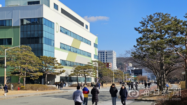 24일 삼성전자 구미2사업장 임직원들이 점심식사를 하기 위해 식당으로 이동하고 있다. 이곳은 