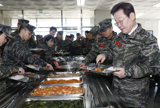 더불어민주당 이재명 대표가 24일 경기 김포시 통진읍 해병2사단 1여단 병영 식당에서 점심 식사를 위해 식판에 음식을 담고 있다. 연합뉴스