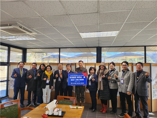박준희(왼쪽 첫 번째) 아이넷방송그룹 회장과 민주평통 서울 강남구협의회 임원진들이 24일 오전 경기도 동두천시에 있는 미2사단, 한미연합사단을 위문 방문해 위문금과 위문품을 전달하고 있다. [사진=아이넷방송그룹]