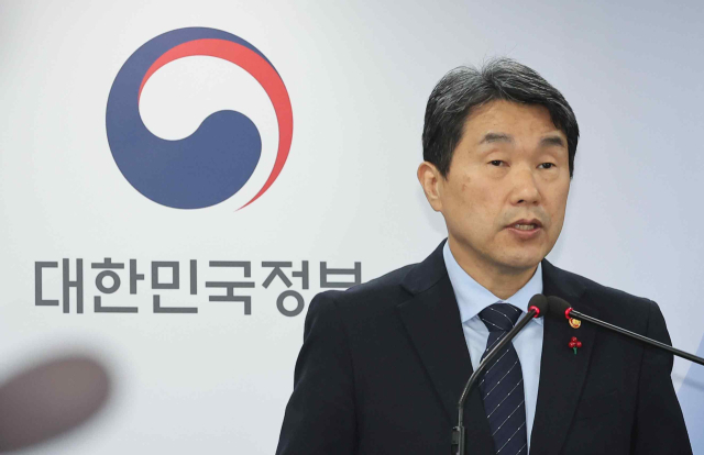 이주호 사회부총리 겸 교육부 장관이 24일 오후 서울 종로구 정부서울청사에서 2024년 교육부 주요 정책 추진계획을 발표하고 있다. 이날 발표된 추진계획에 따르면 학교에서 다양한 교육·돌봄 프로그램을 이용할 수 있는 