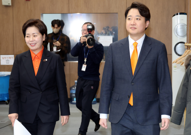 개혁신당 이준석 대표와 한국의희망 양향자 대표가 24일 합당 발표를 위해 국회 기자회견장에 들어오고 있다. 연합뉴스