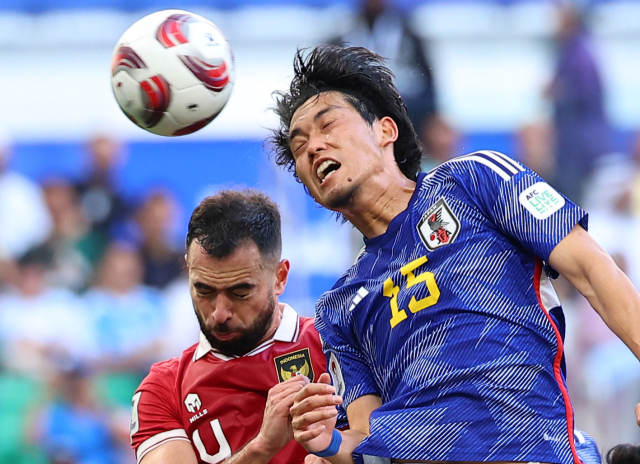 24일(현지시간) 카타르 도하 앗수마마 스타디움에서 열린 2023 아시아축구연맹(AFC) 아시안컵 조별리그 D조 최종전 일본과 인도네시아의 경기. 일본 마치다 고키가 인도네시아 아마트에 앞서 헤더슛을 시도하고 있다. 연합뉴스