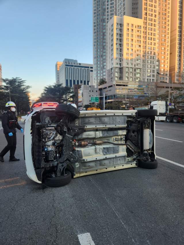 지난 24일 오전 대구 수성구 동대구로 대구법원 부근 지점에 방치된 사고 차량. 대구소방 제공
