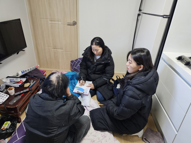 예천군 정신건강복지센터 관계자들이 한 이재민 가구를 방문해 심리상담을 하고 있다. 예천군 제공
