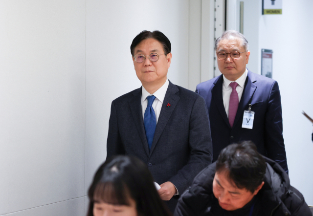 이관섭 대통령 비서실장이 25일 서울 용산 대통령실 청사에 신설된 대통령실 과학기술수석에 임명된 박상욱 서울대 교수와 함께 입장하고 있다. 연합뉴스