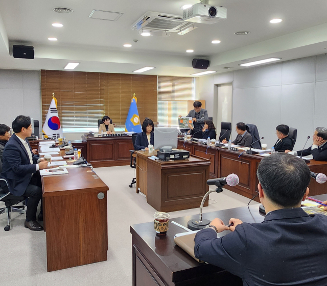 포항시의회 행정사무조사위원회가 25일 시유지 매각대금 횡령 사건에 대해 당시 책임부서 관계자들에 대한 진술을 받고 있다. 포항시의회 제공