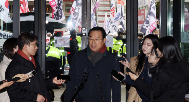 11일 여의도 국민의힘 당사 입구에서 정영환 공천관리위원장이 기자들의 질문을 받고 있다. 이날 국민의힘은 이철규 의원 등을 포함한 공천관리위원회 구성을 완료했다. 연합뉴스