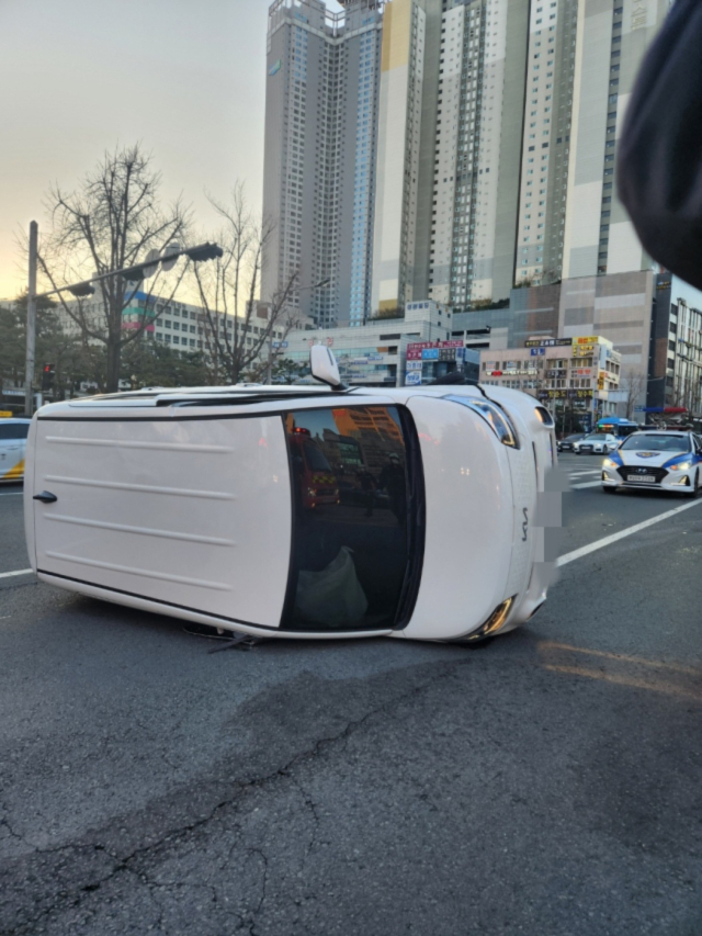 지난 24일 오전 대구법원 앞 동대구로에 방치된 사고 차량. 대구소방 제공